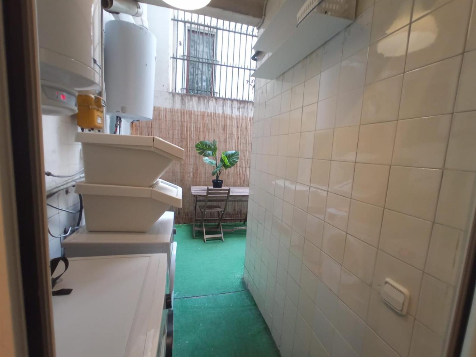 Private Rooms On Tamarit Street Barcelona Exterior photo