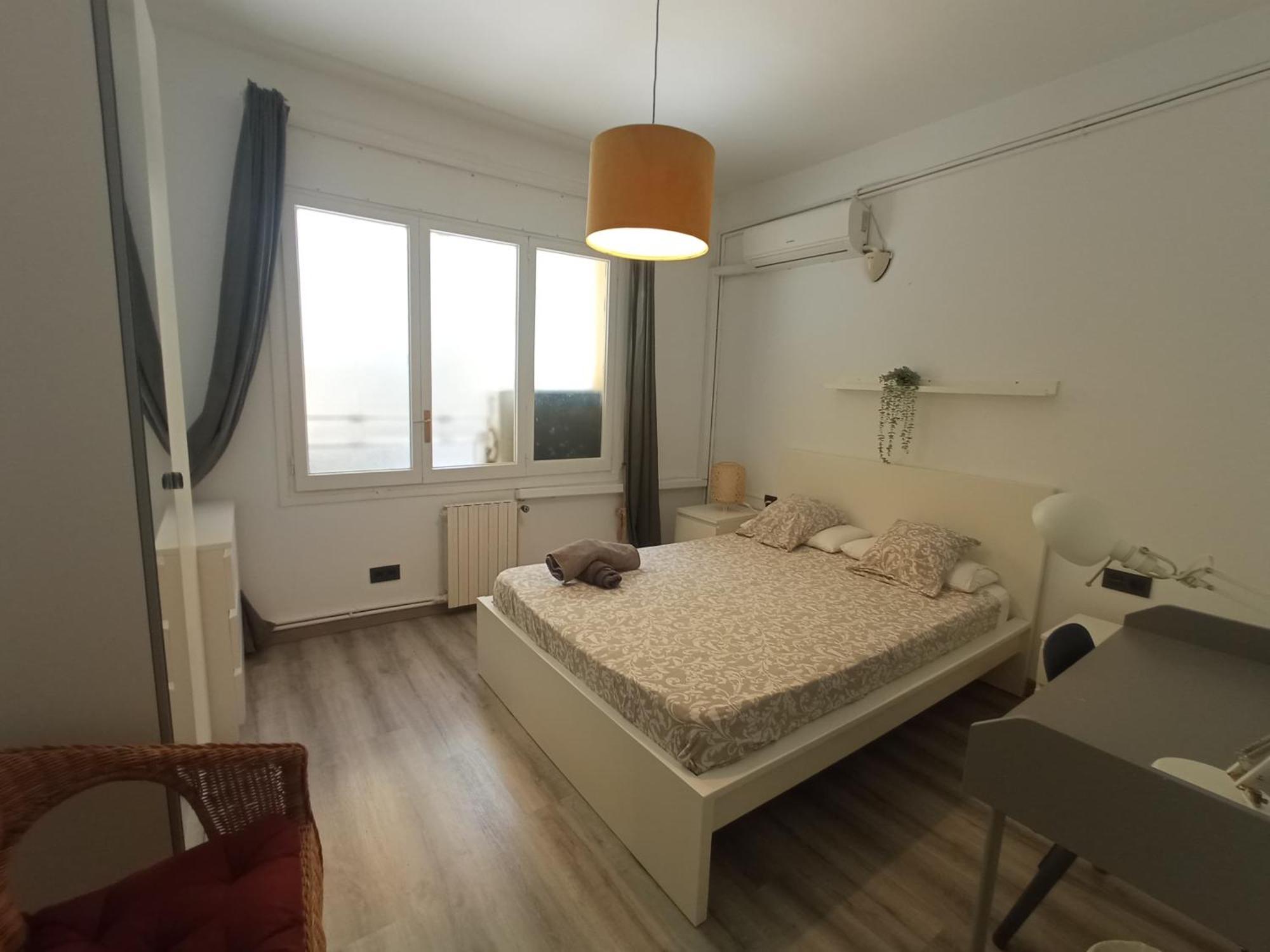 Private Rooms On Tamarit Street Barcelona Exterior photo